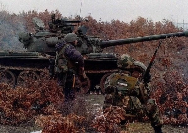 Συγκρούσεις Αλβανών και Σέρβων στον πόλεμο του Κοσόβου το 1999 (βίντεο)